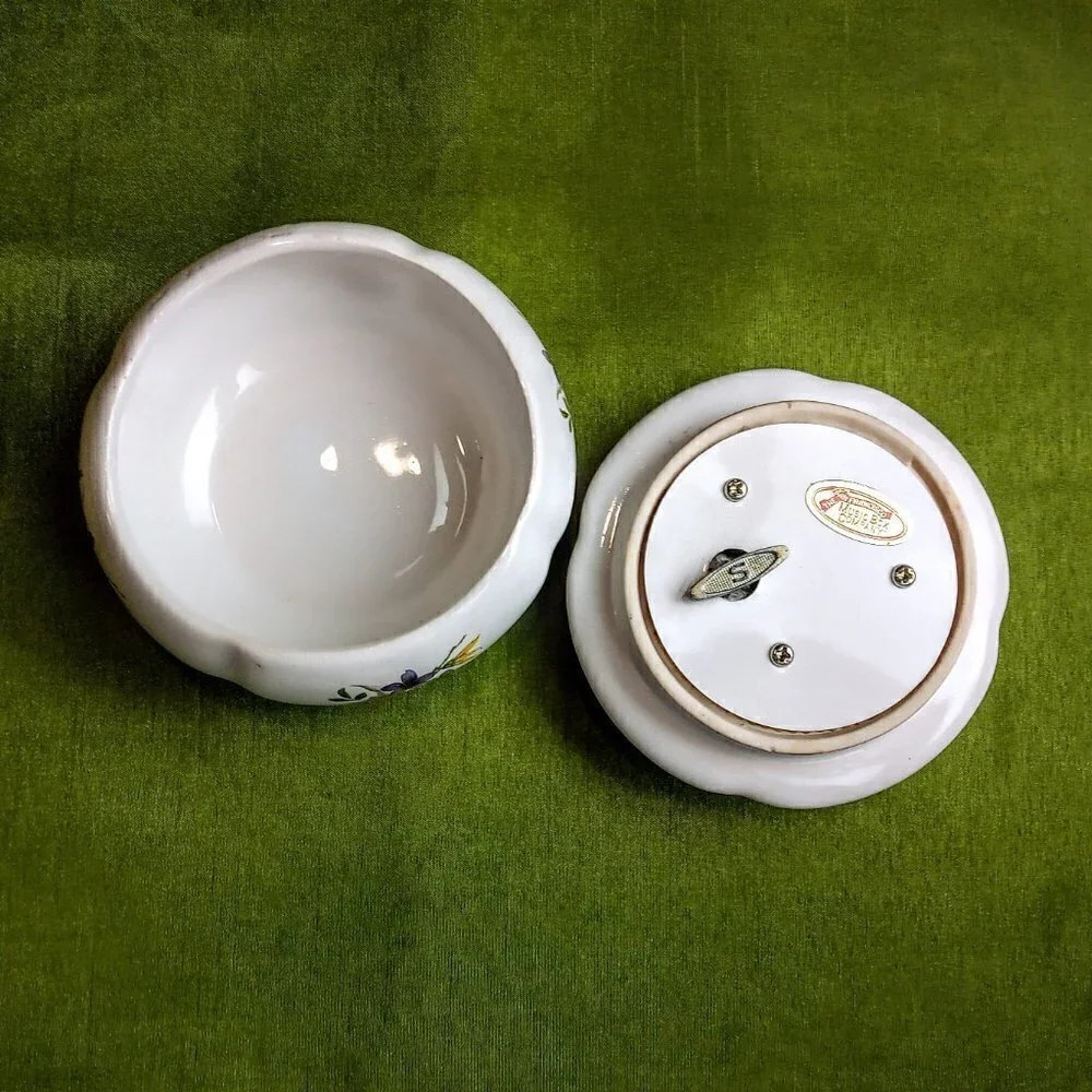 San Francisco Music Box Co. Floral Scallop Rim Box